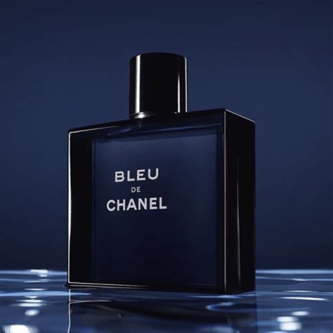 does bleu de chanel smell good.